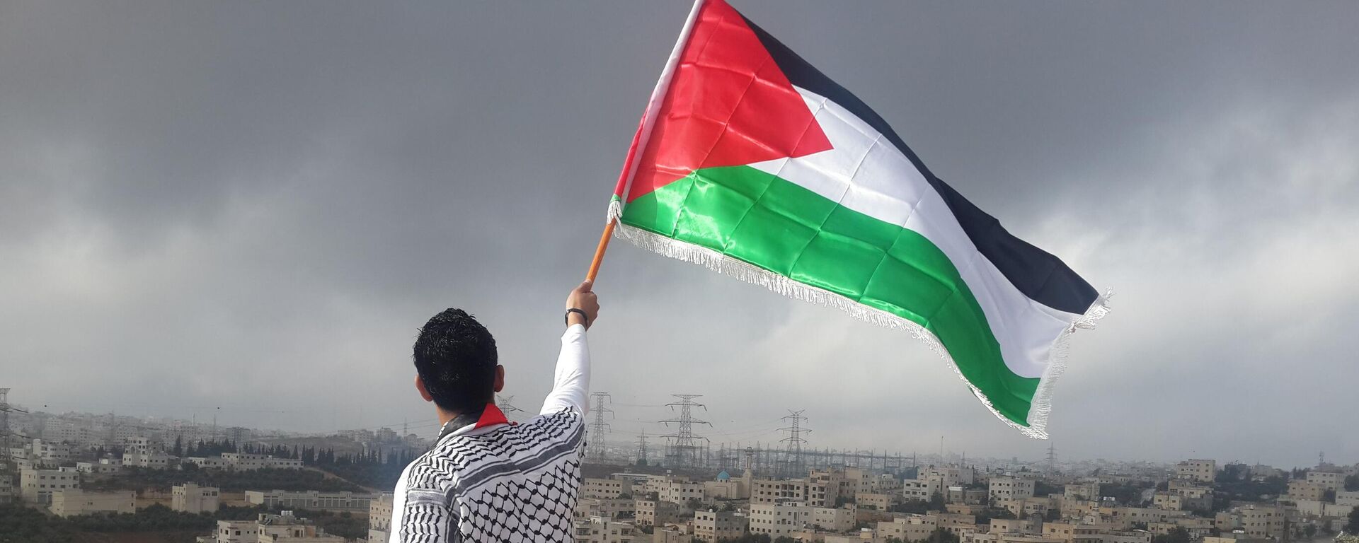 Un hombre ondeando bandera palestina (imagen referencial) - Sputnik Mundo, 1920, 04.01.2023