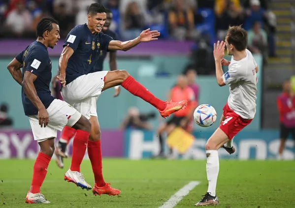 El defensa de Francia Raphael Varane (ctro.), y Simon Kjaer, de Dinamarca (dcha.), en el partido de la fase de grupos. - Sputnik Mundo