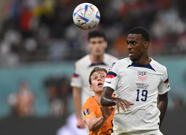 Frankie de Jong, centrocampista de Países Bajos, y Haji Wright (dcha.), delantero de Estados Unidos, en un partido de octavos de final. - Sputnik Mundo