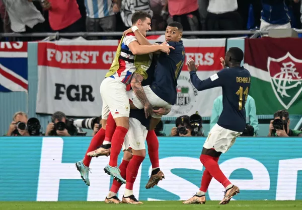 La selección de Francia celebra un gol en un encuentro de la fase de grupos contra Dinamarca. - Sputnik Mundo