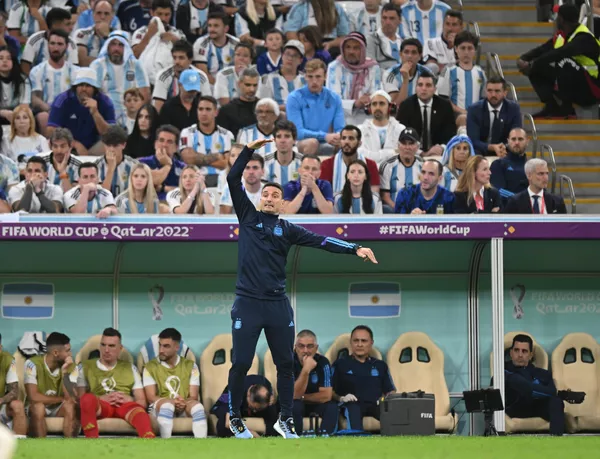 El entrenador de Argentina, Lionel Scaloni, durante el partido de cuartos de final entre Argentina y Países Bajos que terminó con la victoria de la Albiceleste. - Sputnik Mundo