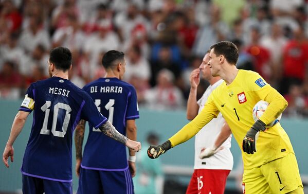 El capitán argentino Lionel Messi y el portero polaco Wojciech Szczesny en el partido de la fase de grupos entre Argentina y Polonia. - Sputnik Mundo