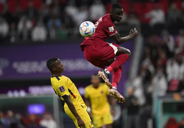 De izquierda a derecha: el ecuatoriano Enner Valencia y el catarí Almoez Alí en el partido inaugural de la Copa Mundial de la FIFA 2022 entre Ecuador y Catar, que acabó con la victoria ecuatoriana por 2-0. - Sputnik Mundo