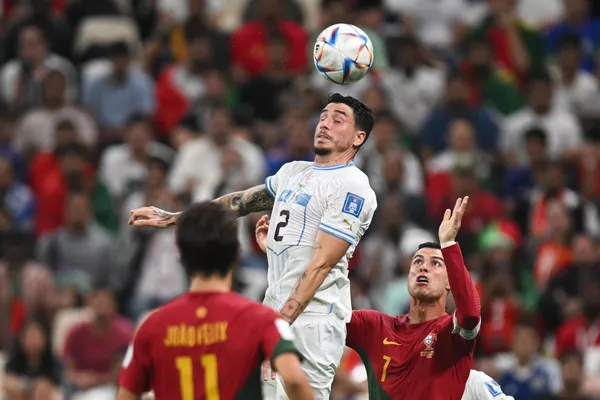 De izquierda a derecha: el portugués Joao Félix, el uruguayo José Jiménez y el capitán de Portugal, Cristiano Ronaldo, en el partido de la fase de grupos entre Portugal y Uruguay. - Sputnik Mundo