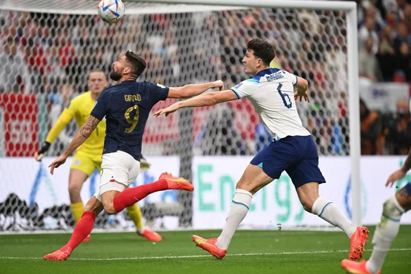 El defensa inglés Harry Maguire (dcha.) y el delantero francés Olivier Giroud en el partido de cuartos de final. - Sputnik Mundo