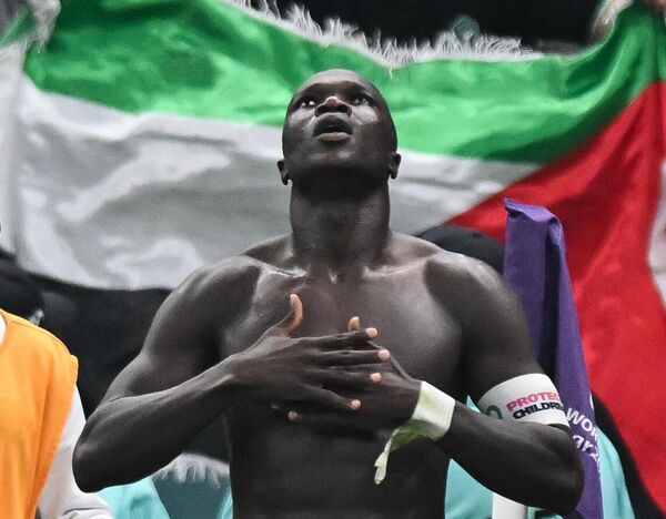 El delantero camerunés Vincent Aboubacar celebra un gol en el partido de la fase de grupos contra Brasil. - Sputnik Mundo