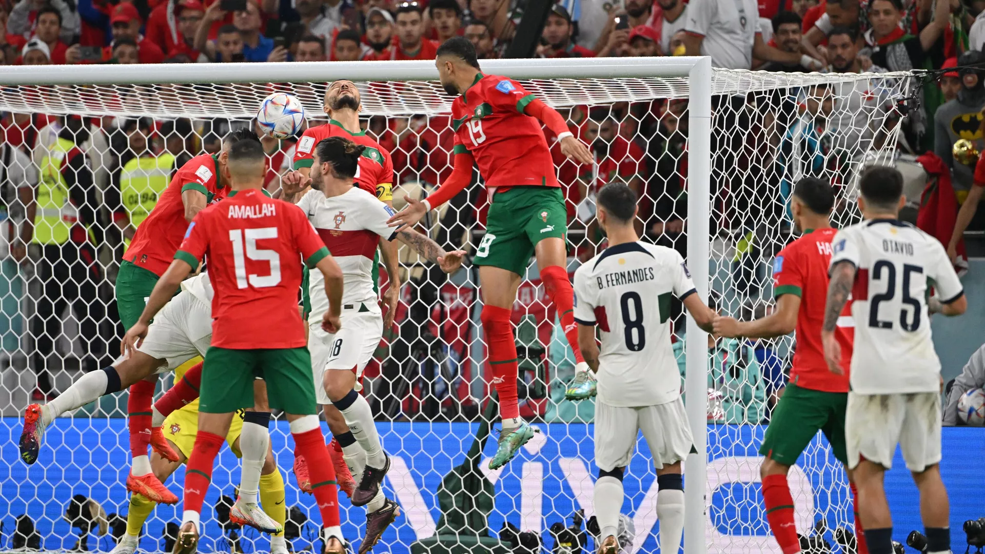 Youssef En-Nesyri, delantero marroquí  marcó un gol durante el partido entre Marruecos y Portugal, en el estadio Al Thumama de Doha, Catar, 10 de diciembre de 2022