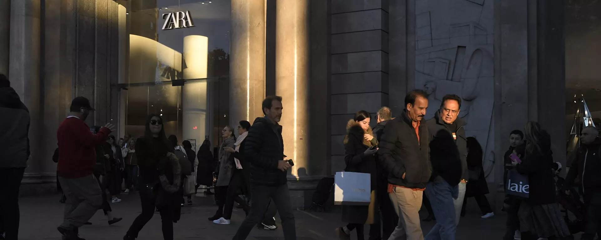 Personas pasan por una calle comercial de Barcelona, 10 de diciembre Personas pasan por una calle comercial de Barcelona, 10 de diciembre - Sputnik Mundo, 1920, 12.12.2022