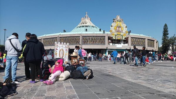 Cientos acamparon en la explanada de la Plaza Mariana para participar en Las Mañanitas que, desde 1951, se cantan en punto de las 00:00 hrs. del 12 de diciembre. Fue hasta 1956 cuando se permitió a los artistas populares cantar dentro de la Basílica. - Sputnik Mundo