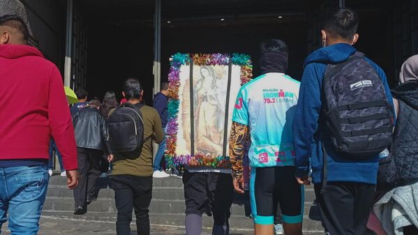 Cuenta la leyenda que, en 1531, la Virgen de Guadalupe se apareció frente a un indígena llamado Juan Diego, a quien ordenó construir un templo en el lugar de la aparición: el cerro del Tepeyac. - Sputnik Mundo