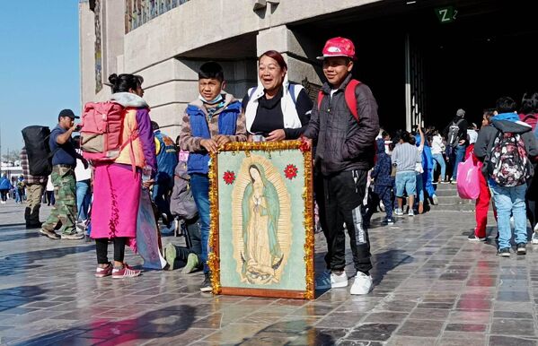 Peregrinos frente a la Basílica de Guadalupe - Sputnik Mundo