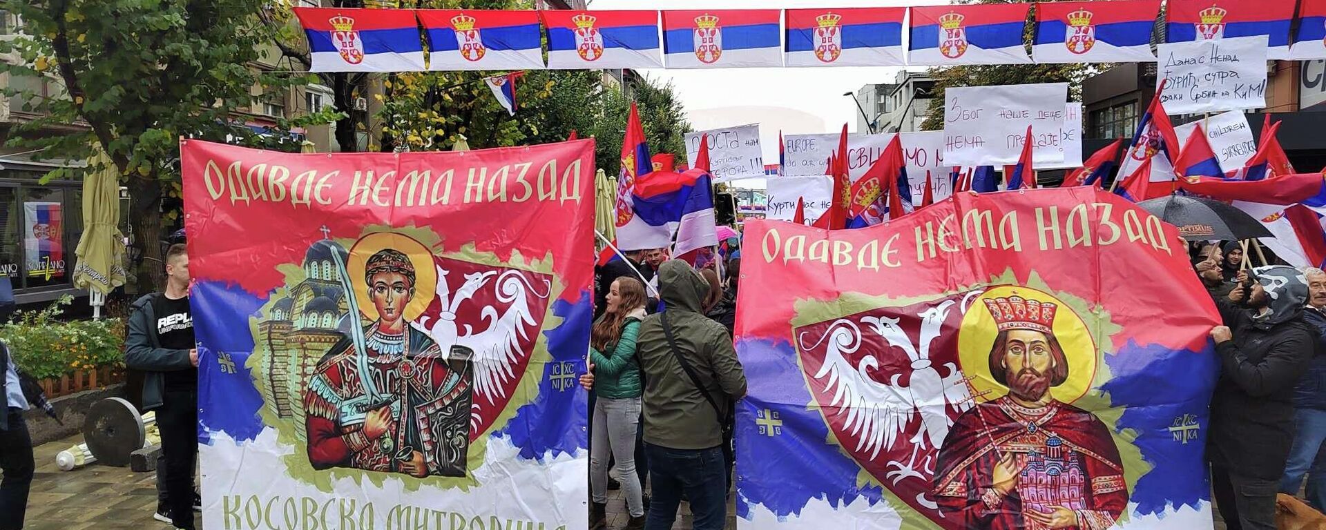 Marcha en una ciudad del norte de la provincia serbia de Kosovo, Kosovska Mitrovica  - Sputnik Mundo, 1920, 13.12.2022