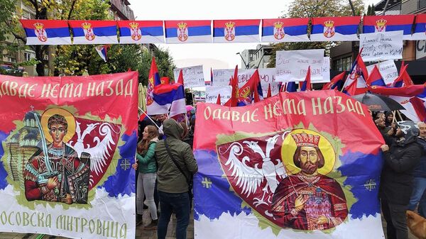 Marcha en una ciudad del norte de la provincia serbia de Kosovo, Kosovska Mitrovica  - Sputnik Mundo