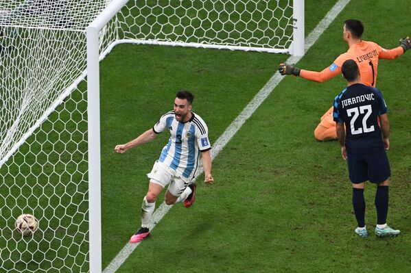 Finalmente no fue un problema para Argentina la ausencia de Marcos Acuña, sustituido por Nicolás Tagliafico debido a su suspensión.De izquierda a derecha: el defensa argentino Nicolás Tagliafico, el portero croata Dominik Levakovic y el centrocampista Josip Juranovic. - Sputnik Mundo