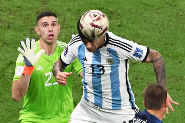 Argentina tuvo la posesión del balón el 40% del tiempo. El resto, lo tuvieron los croatas.En la foto: el jugador de la selección argentina Cristian Romero y el portero de la selección croata Ivica Ivosic. - Sputnik Mundo