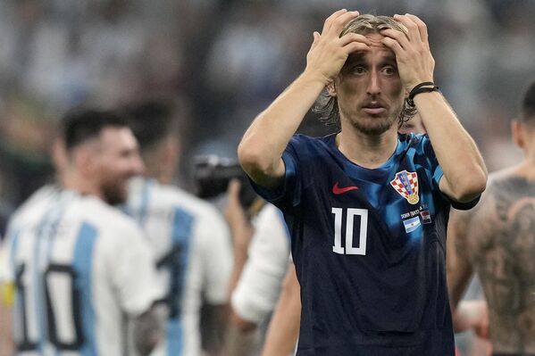 El capitán croata, Luka Modric, se mostró descontento con el arbitraje del colegiado italiano Daniele Orsato: "El penalti nos mató".En la foto: Luka Modric, capitán de la selección de Croacia, y Lionel Messi (a la izquierda), capitán de la selección de Argentina, tras el partido de semifinales del Mundial de Catar 2022. - Sputnik Mundo