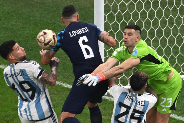 Jugadores de Argentina y Croacia en el partido de semifinales del Mundial de Catar 2022. - Sputnik Mundo