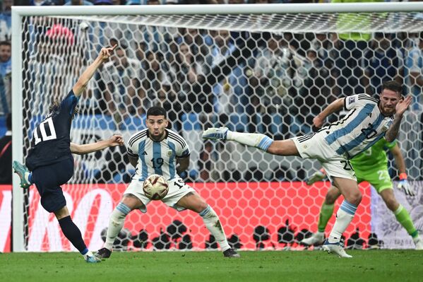 El primer gol resultó fatal para los croatas. Posteriormente, sufrieron dos goles más y no marcaron ni uno solo.En la foto: Luka Modric, centrocampista y capitán de Croacia, intenta marcar un gol contra Argentina. - Sputnik Mundo