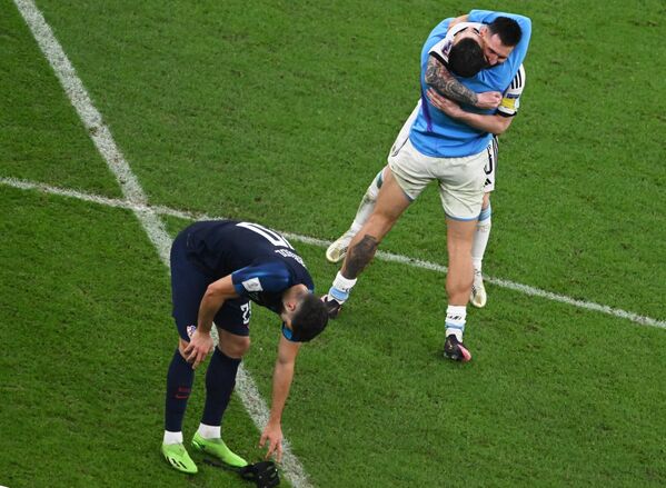 Los jugadores de Argentina celebran su victoria por 3-0 ante Croacia en la semifinal de la Copa del Mundial de Catar 2022. - Sputnik Mundo