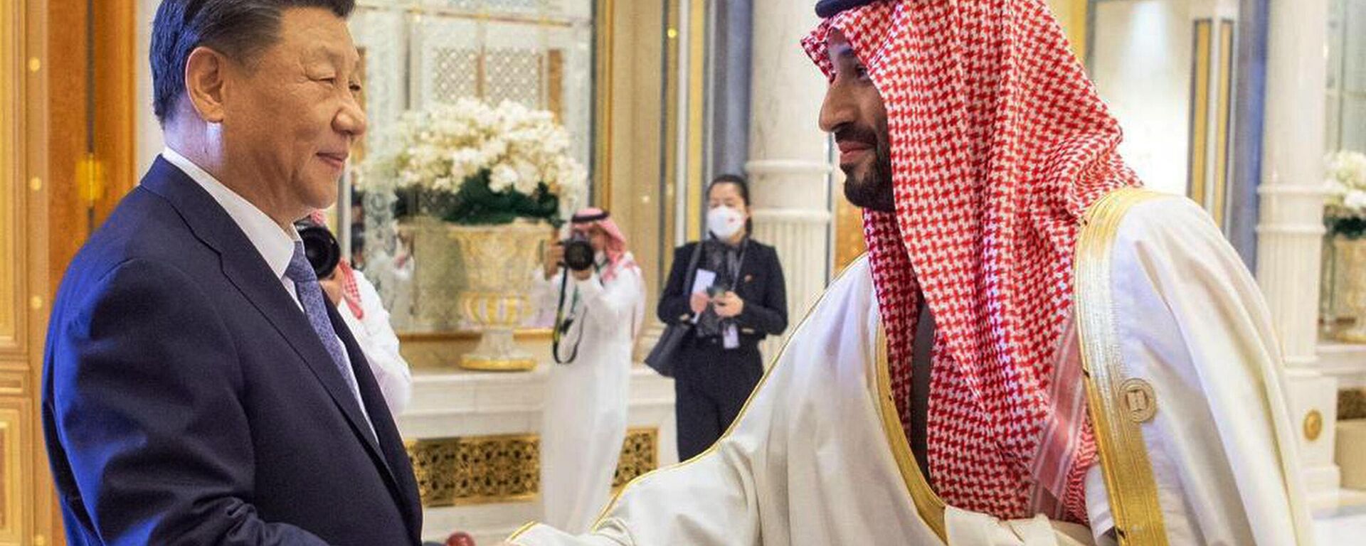 El líder de China, Xi Jinping, y el príncipe heredero saudí, Mohammed bin Salman - Sputnik Mundo, 1920, 14.06.2023