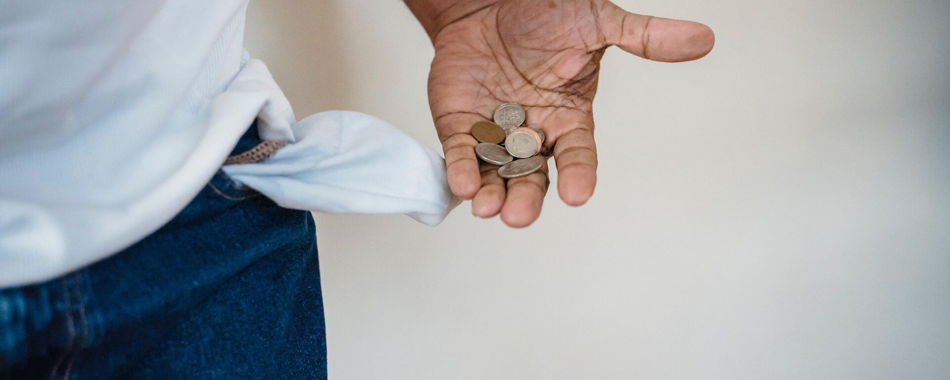 Una persona con monedas en la mano (imagen referencial)  - Sputnik Mundo, 1920, 03.01.2023