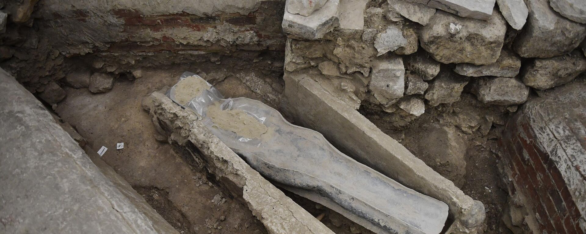 Un sarcófago de plomo del siglo XIV en Notre Dame (imagen referencial) - Sputnik Mundo, 1920, 15.12.2022