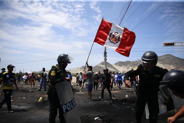 Pedro Castillo es destituido por el Congreso de PerúEl 7 de diciembre, el presidente de Perú, Pedro Castillo, fue destituido por el Congreso del país andino horas después de que el exmandatario anunciara su decisión de disolver al órgano legislativo e intentara instaurar un Gobierno de excepción. El mismo día, la vicepresidenta Dina Boluarte tomó juramento como presidenta.Desde entonces, diversas manifestaciones sociales que se oponen a Boluarte y piden adelantar las elecciones generales, así como la restitución de Castillo, continúan desarrollándose en varios departamentos. De acuerdo con Human Right Watch, al menos 21 personas han muerto debido a la represión de las fuerzas armadas peruanas. - Sputnik Mundo