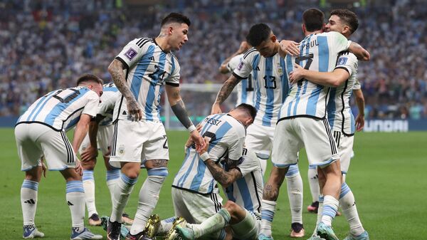 La selección argentina celebra el segundo gol de su equipo durante el partido de fútbol de la final de la Copa Mundial Catar 2022 entre Argentina y Francia.  - Sputnik Mundo