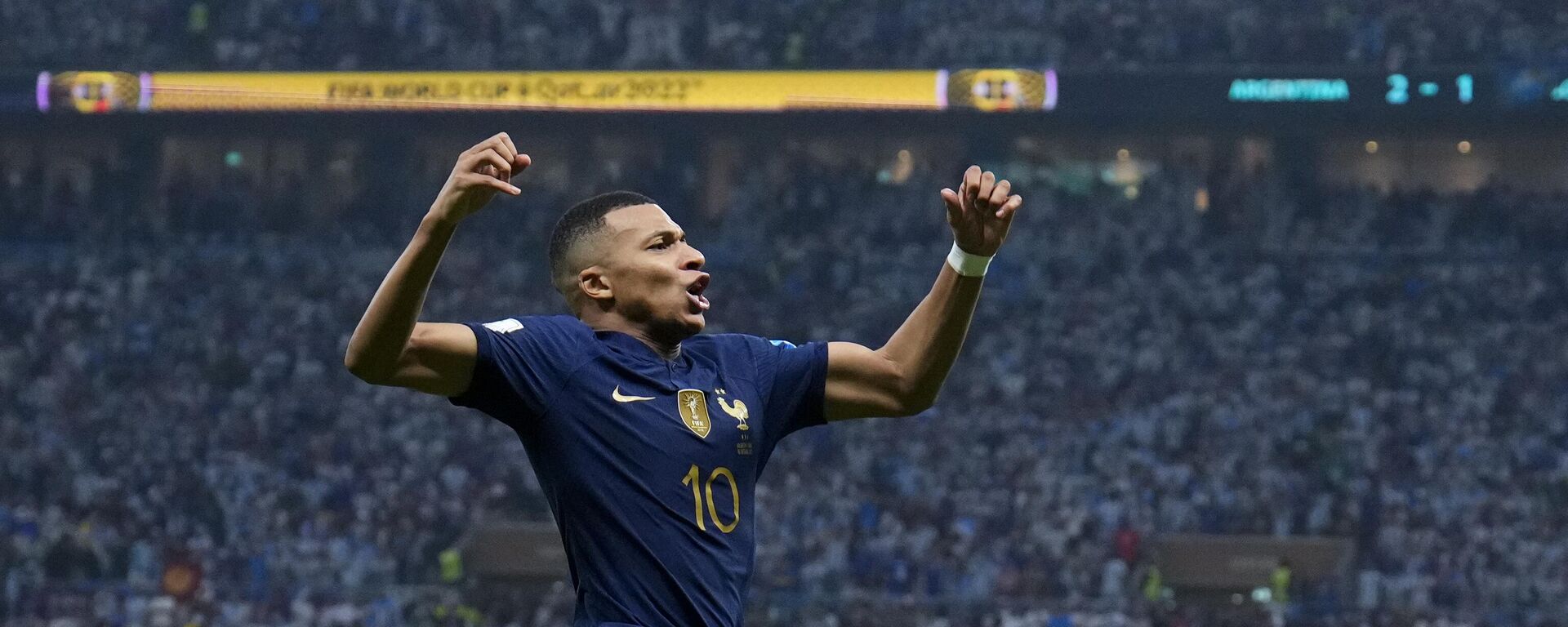 El delantero francés Kylian Mbappé  celebra el gol de su equipo durante el partido de fútbol de la final de la Copa Mundial de Catar 2022 entre Argentina y Francia.  - Sputnik Mundo, 1920, 03.06.2024