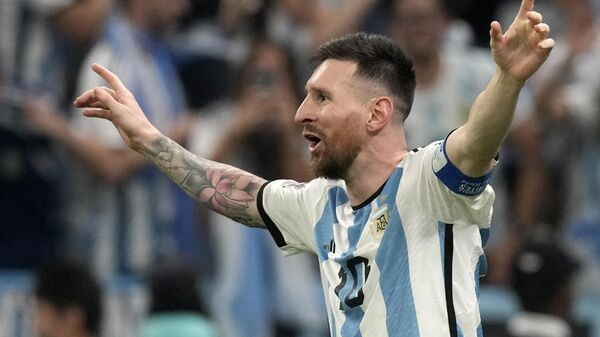 El argentino Lionel Messi celebra tras marcar el tercer gol de su equipo durante el partido final de la Copa del Mundo de fútbol entre Argentina y Francia en el Estadio Lusail en Lusail, Catar, el domingo 18 de diciembre de 2022.  - Sputnik Mundo