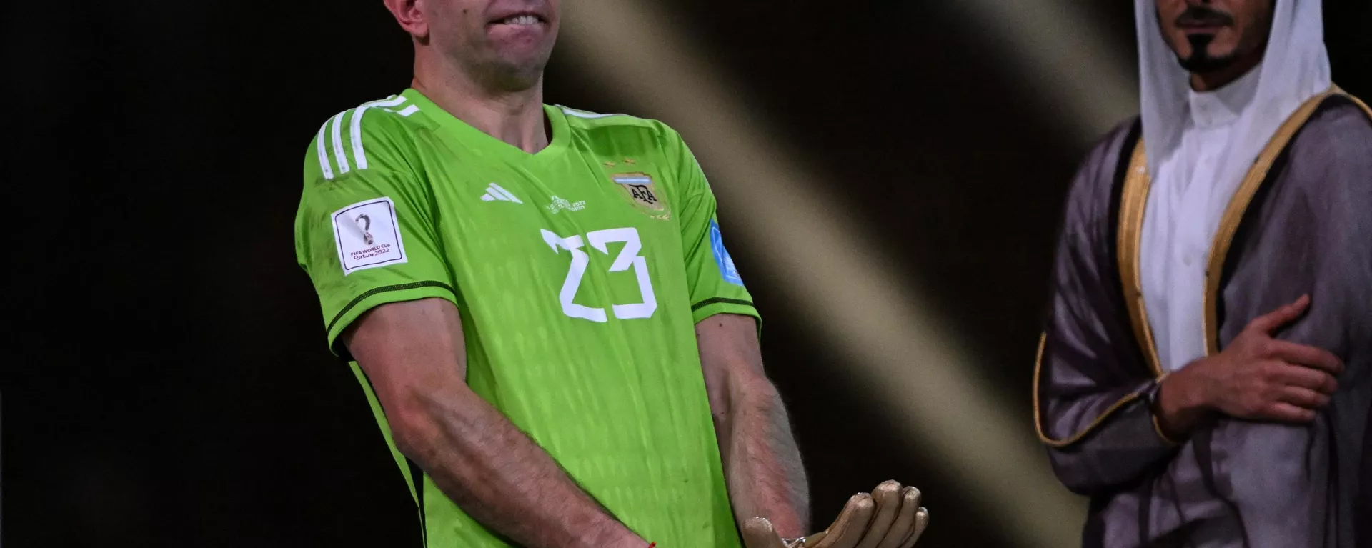 El portero de Argentina, Damián Emiliano Martínez, durante su festejo tras recibir el Guante de Oro del Mundial de Catar 2022 - Sputnik Mundo, 1920, 18.12.2022
