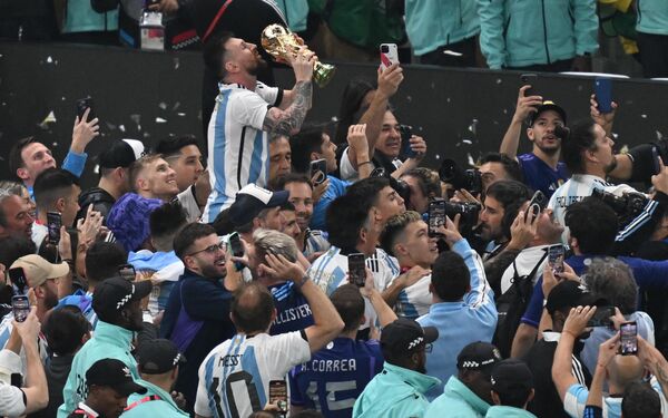 Argentina es tricampeona mundial del fútbol. Lionel Messi no pudo contener las lágrimas tras la victoria, y los aficionados argentinos salieron a las calles de la ciudad para celebrar juntos. En la foto: el capitán de la selección argentina, Lionel Messi, durante la ceremonia de premiación del Mundial de Fútbol. - Sputnik Mundo