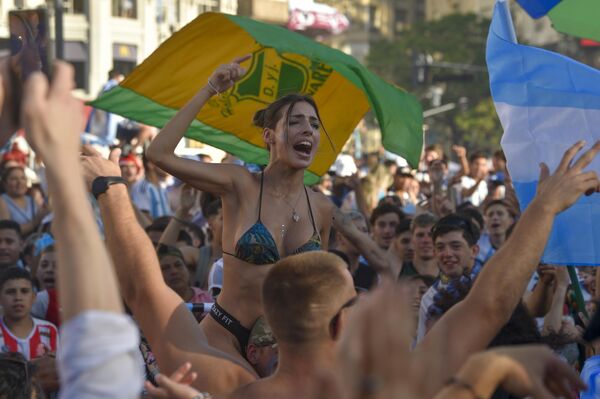 Argentina venció a Francia en el partido decisivo por la medalla de oro. En la foto: los aficionados argentinos celebran la victoria de su selección en Buenos Aires. - Sputnik Mundo