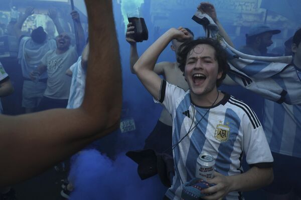 Ambos equipos, según los profesionales, merecieron la victoria. El partido terminó con un empate a 3 en el tiempo reglamentario y la prórroga. En la foto: así los aficionados celebraron la victoria de su equipo en la capital argentina. - Sputnik Mundo