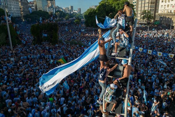 En el primer tiempo, Lionel Messi, marcó un gol por penal en el minuto 23, y en el 36, el centrocampista Ángel Di María marcó a pase de Alexis McAllister. Messi metió otro gol en la prórroga. En la foto: los hinchas argentinos celebran la victoria de su equipo en el monumento del Obelisco, en Buenos Aires. - Sputnik Mundo