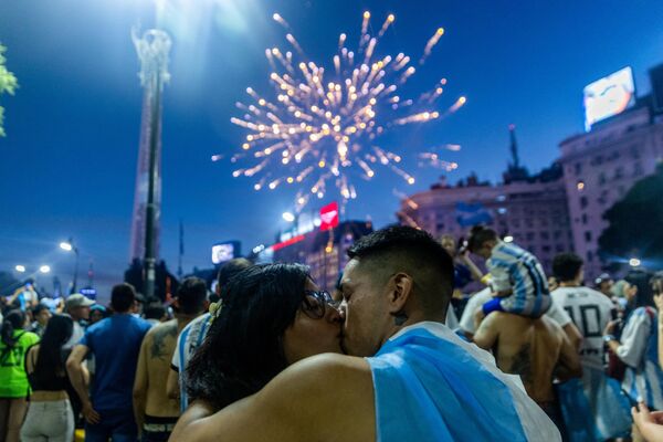 Argentina lo celebrará durante mucho tiempo, ya que la última vez que su selección nacional ganó la Copa del Mundo fue en 1986. En la foto: la celebración en Buenos Aires tras la victoria de Argentina en el Mundial de Catar 2022. - Sputnik Mundo