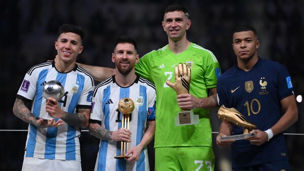 El centrocampista argentino, Enzo Fernández, el delantero argentino, Lionel Messi, el guardameta argentino, Emiliano Martínez, el jugador francés, Kylian Mbappé, posan tras recibir los premios durante la Copa Mundial Catar 2022.  - Sputnik Mundo