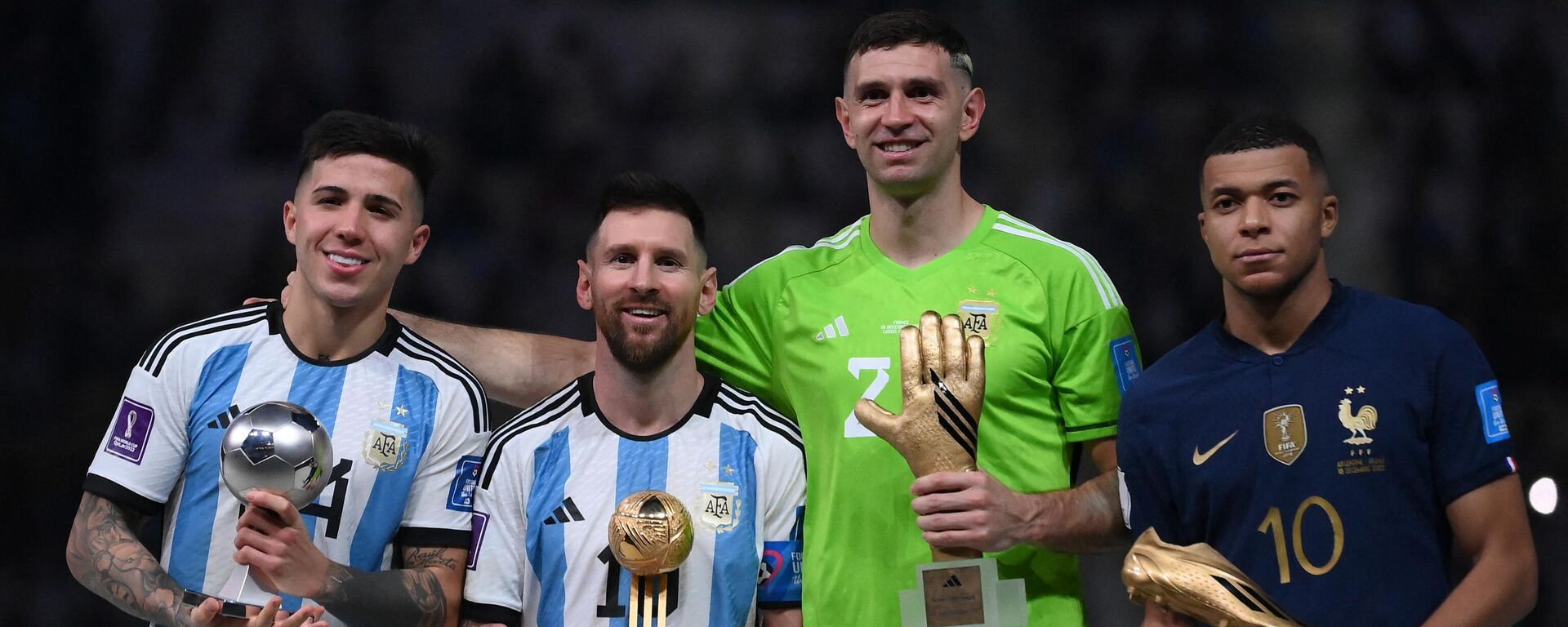 El centrocampista argentino, Enzo Fernández, el delantero argentino, Lionel Messi, el guardameta argentino, Emiliano Martínez, el jugador francés, Kylian Mbappé, posan tras recibir los premios durante la Copa Mundial Catar 2022.  - Sputnik Mundo, 1920, 19.12.2022