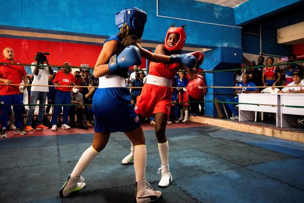 El 17 de diciembre se celebró en La Habana el primer torneo oficial de boxeo femenino de Cuba. La competición fue organizada por la escuela de boxeo de la capital, Giraldo Córdova. - Sputnik Mundo