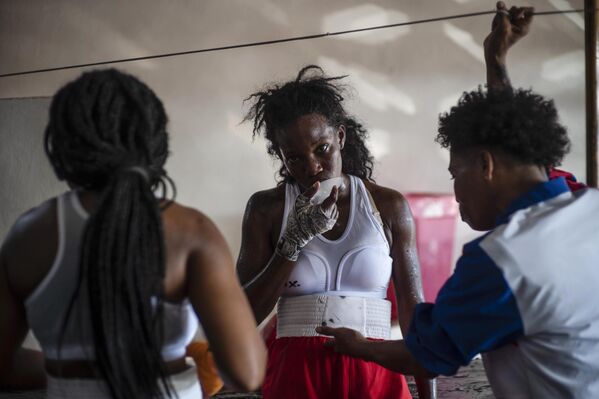 La boxeadora Legnis Cala perdió un combate en el primer torneo oficial de boxeo femenino celebrado en La Habana. - Sputnik Mundo