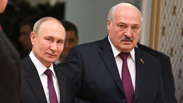 El presidente ruso, Vladímir Putin, y el presidente bielorruso Alexander Lukashenko antes de las conversaciones en Minsk, 19 de diciembre. - Sputnik Mundo