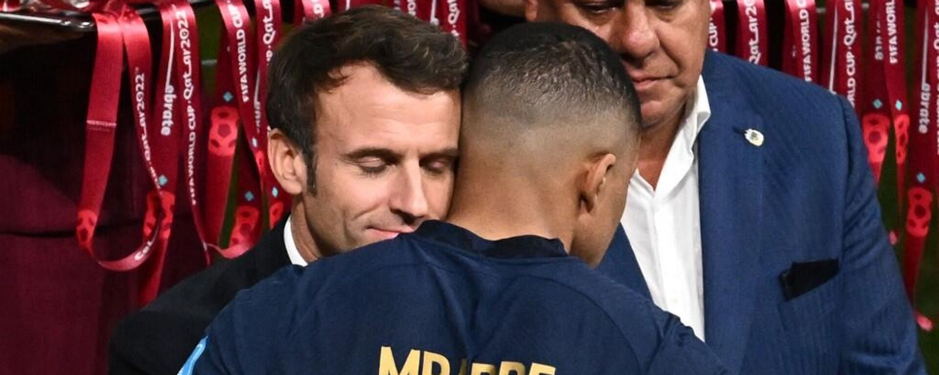 El presidente de Francia, Emmanuel Macron, abraza a Kylian Mbappé después de la final del Mundial de Catar 2022 - Sputnik Mundo, 1920, 19.12.2022