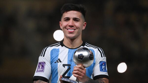 Enzo Fernández, centrocampista de la selección argentina, que ganó el trofeo al Mejor jugador joven del Mundial de Catar 2022 - Sputnik Mundo