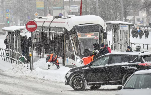 Una fuerte nevada azotó Moscú todo el fin de semana, dejando las carreteras completamente cubiertas de nieve. Una fuerte nevada azotó Moscú todo el fin de semana, dejando las carreteras completamente cubiertas de nieve. - Sputnik Mundo
