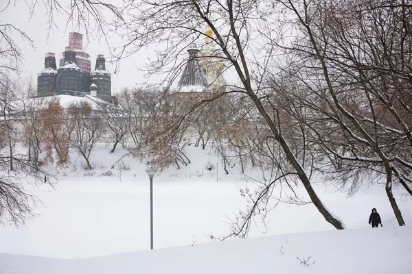 El 22 de diciembre se espera un deshielo en Moscú. Pronosticaron lluvias y los cúmulos de nieve comenzarán a derretirse. El 22 de diciembre se espera un deshielo en Moscú. Pronosticaron lluvias y los cúmulos de nieve comenzarán a derretirse. - Sputnik Mundo