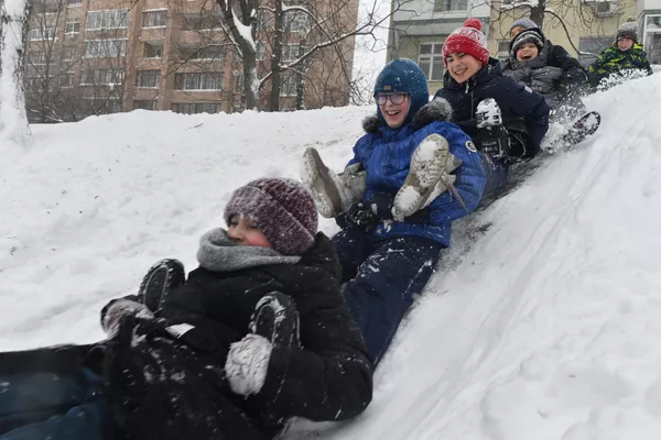 Los niños juegan en el tobogán formado por la nieve en las zonas residenciales de Moscú. Los niños juegan en el tobogán formado por la nieve en las zonas residenciales de Moscú. - Sputnik Mundo