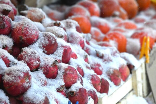 Un mostrador de venta cubierto de nieve en un mercado moscovita. - Sputnik Mundo