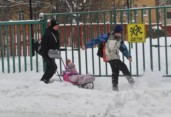 Un hombre y sus hijos juegan sobre la nieve en las zonas residenciales de Moscú. Un hombre y sus hijos juegan sobre la nieve en las zonas residenciales de Moscú. - Sputnik Mundo