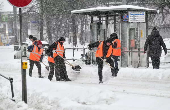 Un total de 140.000 personas y más de 110 vehículos se han desplegado para limpiar la nieve de las calles de la ciudad. Un total de 140.000 personas y más de 110 vehículos se han desplegado para limpiar la nieve de las calles de la ciudad. - Sputnik Mundo
