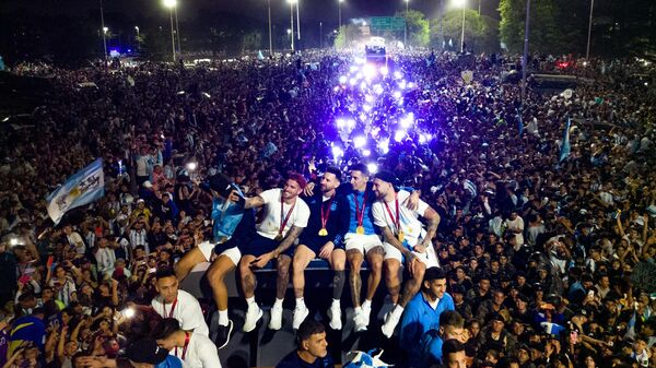 Multitud recibe en Argentina a selección campeona en Catar 2022 - Sputnik Mundo